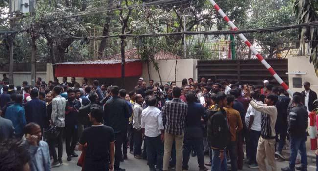 খালেদা জিয়ার বিদেশ যাত্রা : ফিরোজার সামনে নেতাকর্মীদের ভিড়