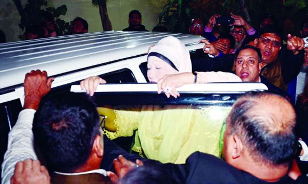 লন্ডনের পথে খালেদা জিয়া