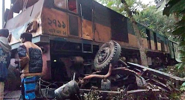সরিষাবাড়ীতে ট্রেন-ট্রাক দুর্ঘটনায় আহত ৩, ক্ষতির পরিমাণ অর্ধ কোটি টাকা