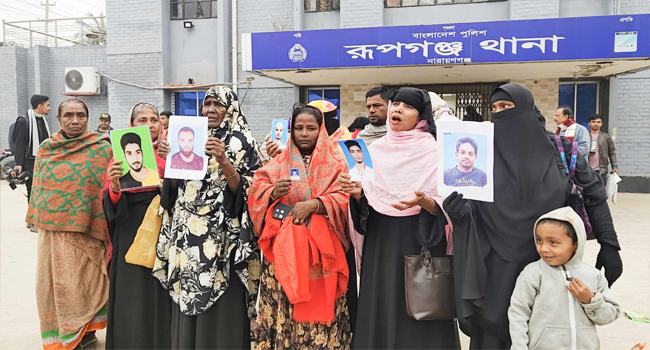 রূপগঞ্জে নিখোঁজদের সন্ধান চেয়ে থানায় অবস্থান স্বজনদের