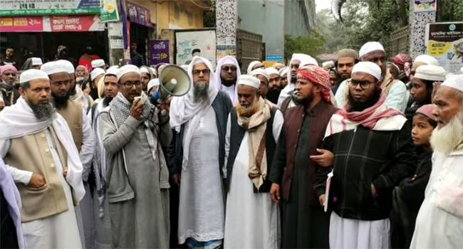 টঙ্গীবাড়িতে মসজিদের খতিবকে হত্যাচেষ্টা, বিচার চেয়ে আলেম-ওলামাদের প্রতিবাদ