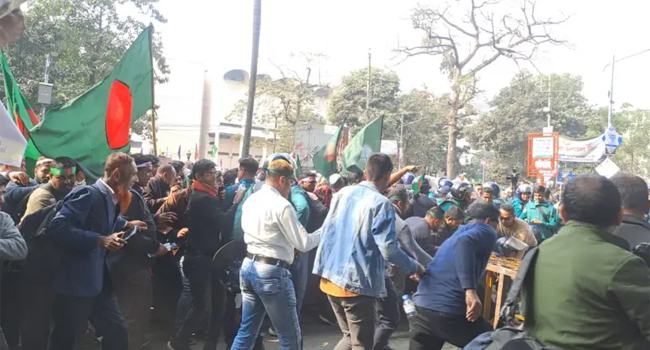 বিডিআর পরিবারের সদস্যদের শাহবাগ অবরোধ
