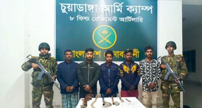 চুয়াডাঙ্গায় সেনাবাহিনীর অভিযানে অস্ত্রসহ আটক ৫