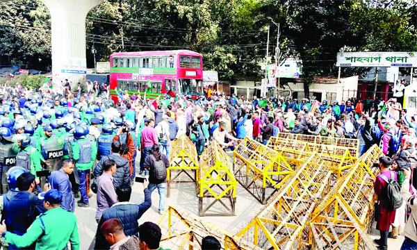 পিলখানা হত্যার পুনঃতদন্ত দাবিতে ফের শাহবাগ অবরোধ