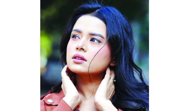 নায়িকারূপে রিয়েলীর অভিষেক