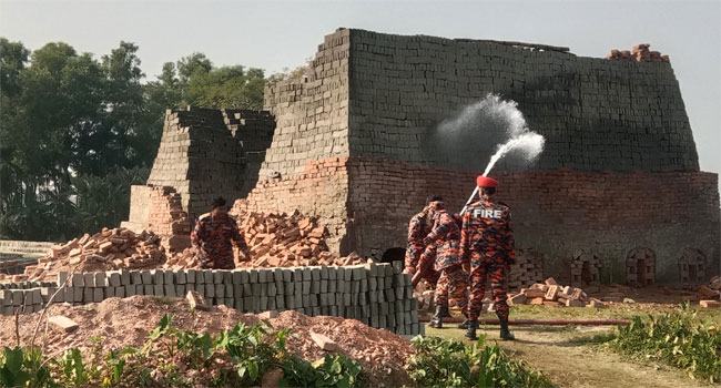 ঝালকাঠিতে অবৈধ ইট পাঁজা ধ্বংস, ৩ লাখ টাকা জরিমানা