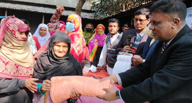 সিরাজগঞ্জের উল্লাপাড়ার শীতার্ত প্রতিবন্ধীদের মধ্যে কম্বল বিতরণ