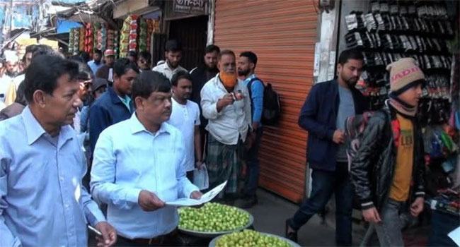বিএনপির নেতা আবু নাসের রহমাতুল্লাহর নেতৃত্বে বরিশালে দলিফলেট বিতরণ