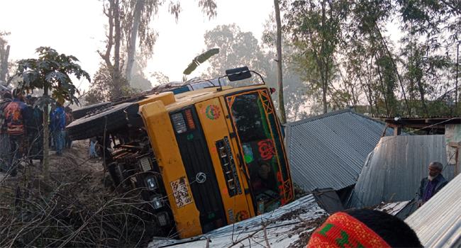 লালমনিরহাটে ট্রাক নিয়ন্ত্রণ হারিয়ে বাড়িতে, নারী নিহত