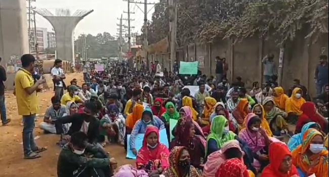 আশুলিয়ায় পাওনা টাকার দাবিতে শ্রমিকদের সড়ক অবরোধ