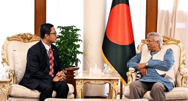 বাংলাদেশী শ্রমিকদের জন্য মালয়েশিয়ার মাল্টিপল-এন্ট্রি ভিসা প্রদানের আহ্বান প্রধান উপদেষ্টার