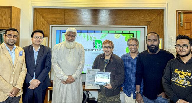 বর্ষসেরা ফটোগ্রাফার পুরস্কার পেয়েছেন সাংবাদিক মুগনিউর রহমান মনি