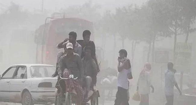 দূষিত বাতাসের শহরের তালিকায় ফের শীর্ষে ঢাকা