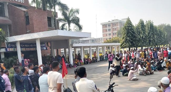 বারিতে শ্রমিকদের ৫ দফা দাবিতে বিক্ষোভ