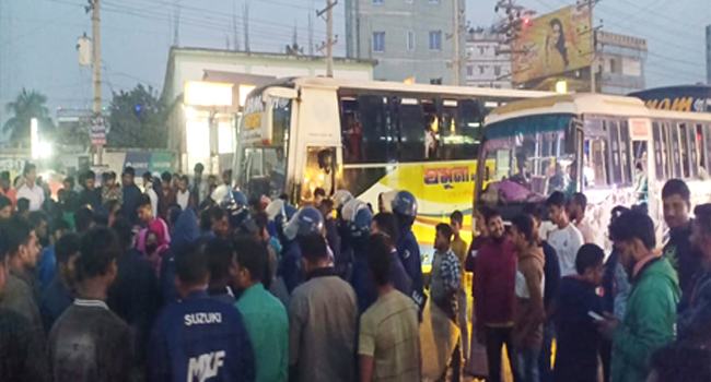 ভালুকায় বকেয়া বেতনের দাবিতে কারখানাশ্রমিকদের মহাসড়ক অবরোধ