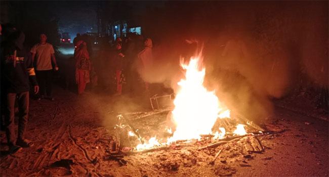 সাভারে বকেয়া বেতনের দাবিতে টায়ার জ্বালিয়ে সড়ক অবরোধ