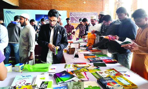 জাবিতে শিবিরের প্রকাশনা উৎসবে শিক্ষার্থীদের ভিড়