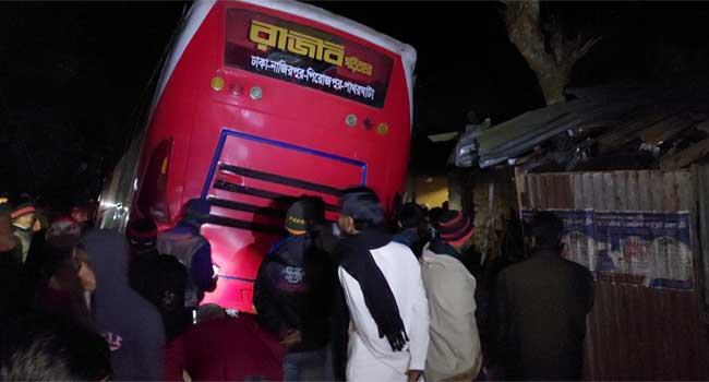 পিরোজপুরে বাসচাপায় নিহত ২