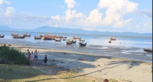 টেকনাফ আসার পথে পণ্যবাহী ২টি কার্গো আটক আরাকান আর্মির
