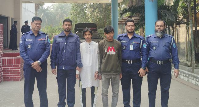 নবাবগঞ্জে ডোবা থেকে ইজিবাইক চালকের লাশ উদ্ধার, আটক ২