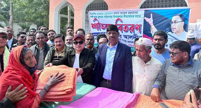 তারেক রহমানের পক্ষে পাইকগাছায় দুস্থদের মাঝে শীতবস্ত্র বিতরণ