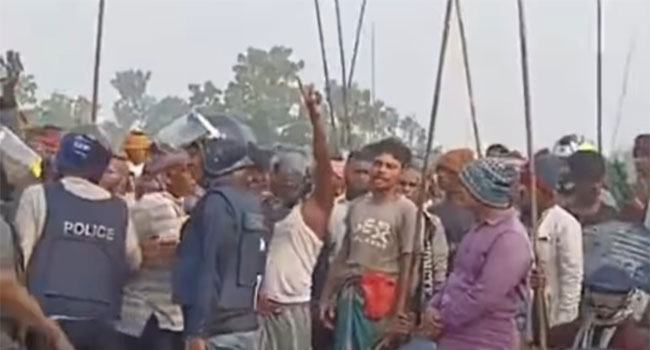 মাইকে ঘোষণা দিয়ে দুই গ্রামবাসীর সংঘর্ষে ওসিসহ আহত ২০