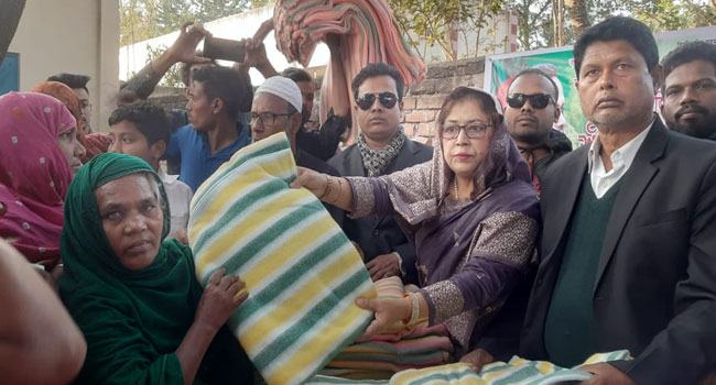 ভেড়ামারায় বিএনপির উদ্যোগে দুস্থদের মাঝে শীতবস্ত্র বিতরণ