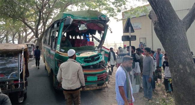 সিরাজদিখানে বাস নিয়ন্ত্রণ হারিয়ে গাছের সাথে ধাক্কা, গুরুতর আহত ৬