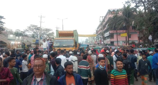নোয়াখালীতে কিশোর হত্যার বিচারের দাবিতে সড়ক অবরোধ