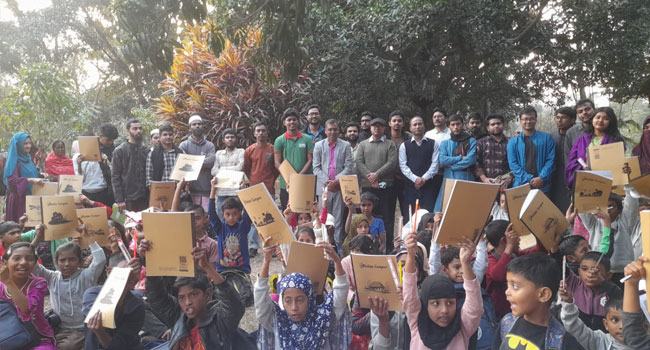 জাবিতে সুবিধাবঞ্চিত শিশুদের মাঝে শিক্ষাসামগ্রী বিতরণ