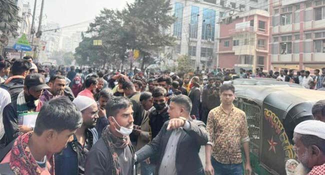 পান্থপথে মধ্যপ্রাচ্যগামী প্রবাসীদের সড়ক অবরোধ