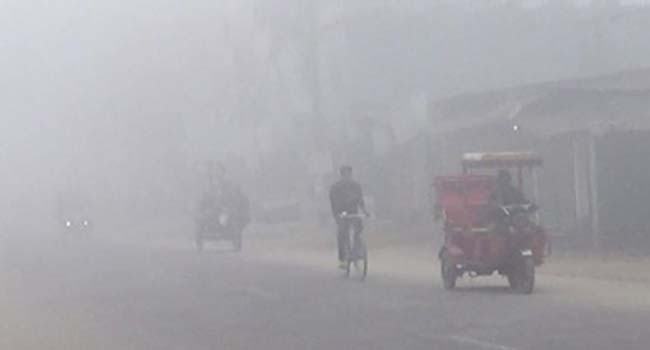 পঞ্চগড়ে বৃষ্টির মতো কুয়াশা, জনজীবন ব্যাহত