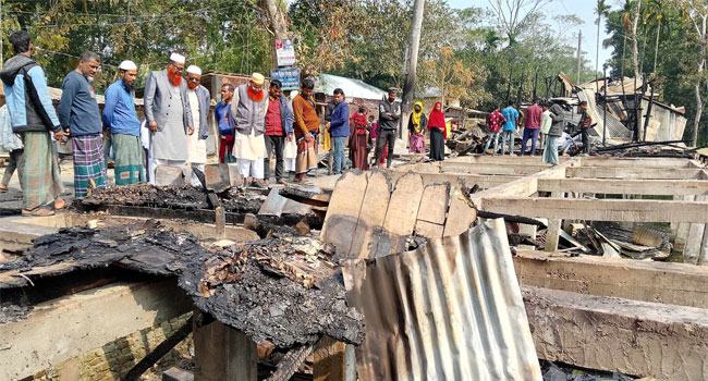 আমতলীতে ১৬টি দোকান পুড়ে ছাই