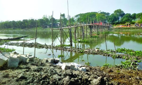 কপোতাক্ষ নদে নির্মাণ করা হচ্ছে বাঁশের সাঁকো