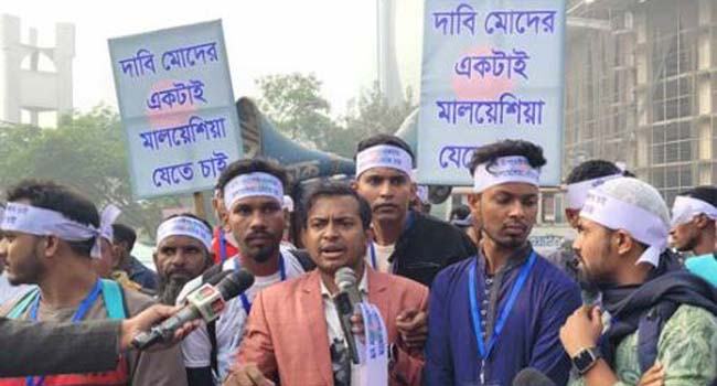কারওয়ান বাজার থেকে মালয়েশিয়া যেতে না পারা কর্মীদের সরিয়ে দিলো পুলিশ