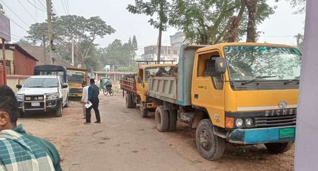 কুলাউড়ায় মাটি কাটার অভিযোগে ৩টি ট্রাক জব্দ