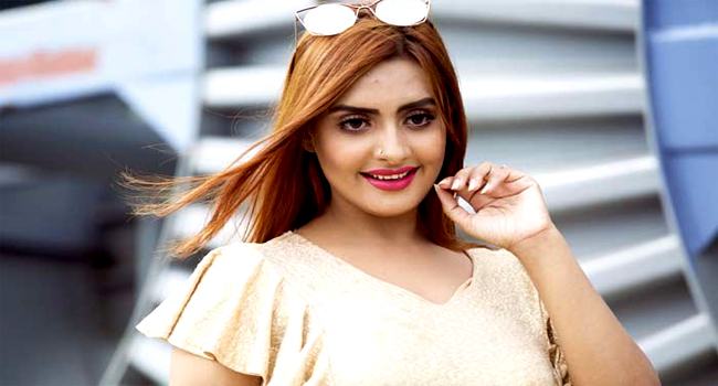 রাইডিং শেয়ারিং চালকের কারণে গাড়ি থেকে লাফ দিলেন নায়িকা