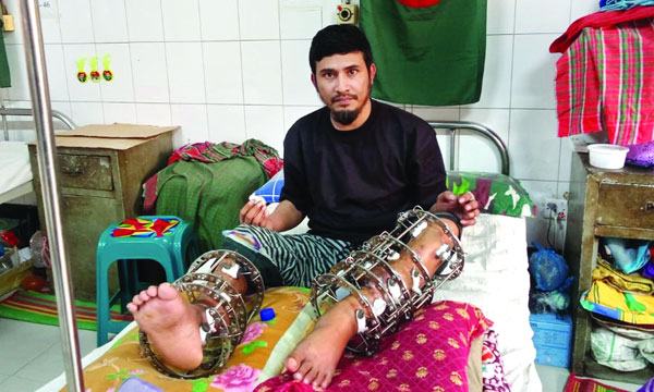 হেলিকপ্টার থেকে ছোড়া গুলিতে ছিন্নভিন্ন হয়ে যায় মনিরের দুই পা