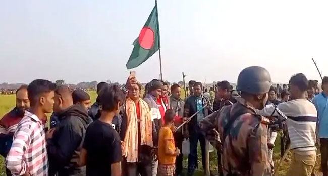 চাঁপাই সীমান্তে যেভাবে জড়ো হলো হাজারো মানুষ