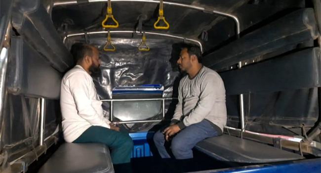 নজরুল বিশ্ববিদ্যালয়ের বাসে হামলা, ২ জনকে পুলিশে হস্তান্তর