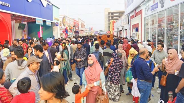 ছুটির দিনে বাণিজ্য মেলায় উপচে পড়া ভিড়