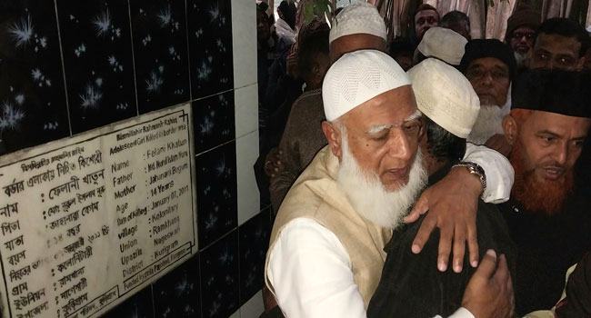 ফেলানীর বাবাকে বুকে জড়িয়ে কাঁদলেন জামায়াত আমির