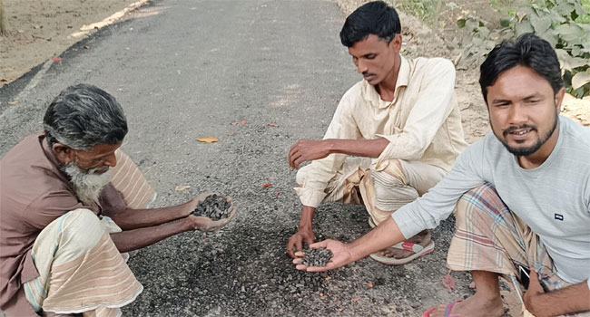 গৌরীপুরে ১ কোটি ৬১ লাখ টাকার নতুন সড়কে নিম্নমানের সামগ্রী ব্যবহারের অভিযোগ