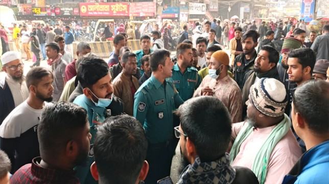 গাজীপুরে ছিনতাই বন্ধের দাবিতে শিক্ষার্থীদের মহাসড়ক অবরোধ
