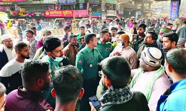 ছিনতাই বন্ধের দাবিতে টঙ্গীতে মহাসড়ক অবরোধ
