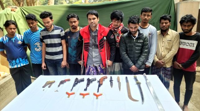 কুমিল্লায় সেনাবাহিনীর অভিযানে আগ্নেয়াস্ত্রসহ গ্রেফতার ১০