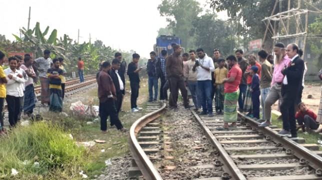 গাজীপুরে অল্পের জন্য রক্ষা পেল বনলতা এক্সপ্রেস