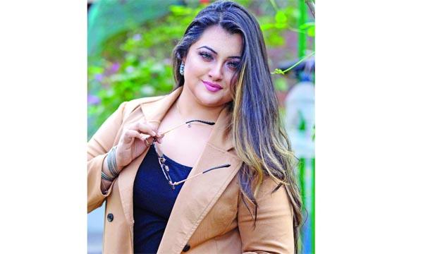 গানে আর অভিনয়েই এগিয়ে যেতে চান হুমায়রা সুবাহ