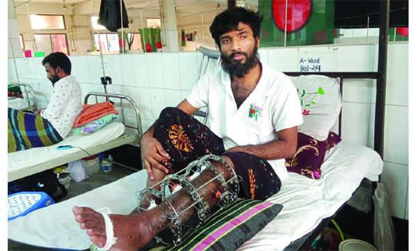 ১১ বার অপারেশনের পরও নাড়াতে পারছেন না পা