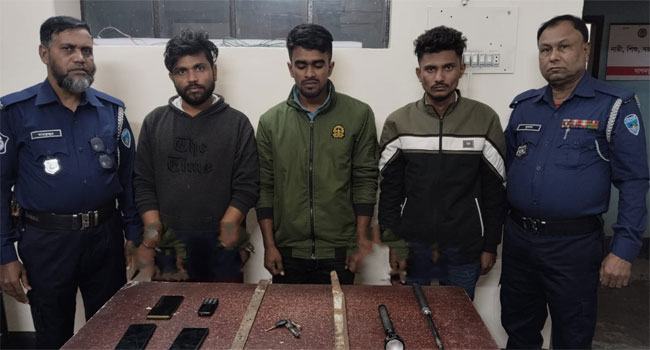 দাগনভূঞায় ডাকাতির প্রস্তুতিকালে আটক ৩